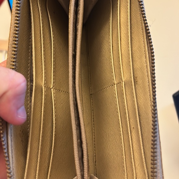 Rare MICHAEL KORS zipped wallet, gold color with monogram - Picture 6 of 8